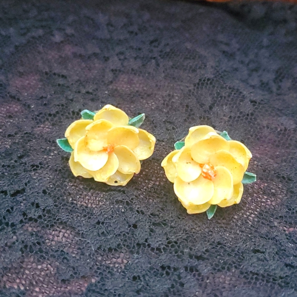 Sea shell flower earrings screw back DZ